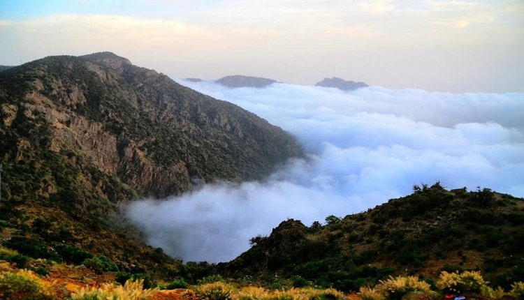 جبال مرتفعة مغطاة بالضباب